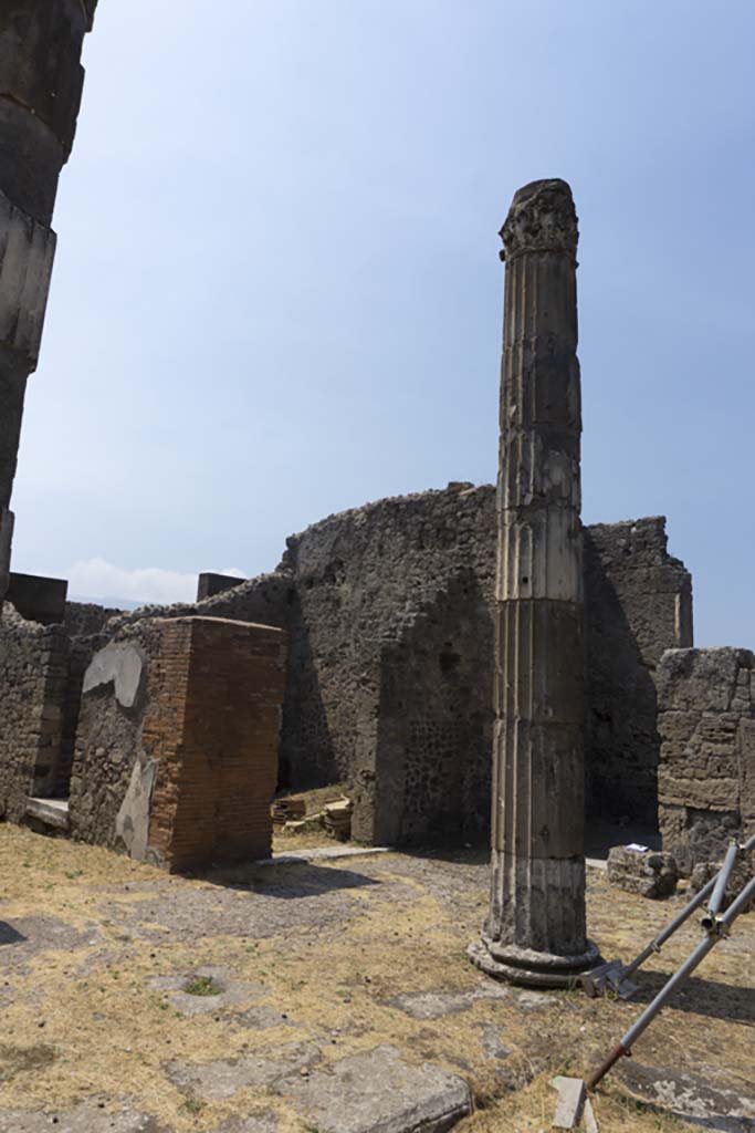 VI.12.5 Pompeii. 14th July 2017. 
Looking west towards south-west corner and column on south-west side of impluvium. 
Foto Annette Haug, ERC Grant 681269 DÉCOR.