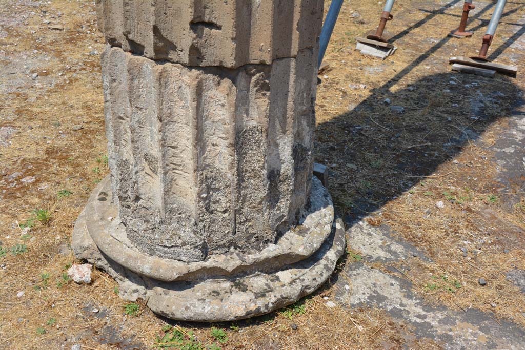 VI.12.5 Pompeii. 14th July 2017. 
Looking towards column base of column in south-west corner of impluvium.   
Foto Annette Haug, ERC Grant 681269 DÉCOR