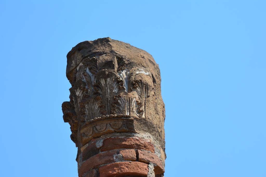 VI.2.5 Pompeii. 14th July 2017. Detail of capital on column in north-east corner of Atrium 7.
Foto Annette Haug, ERC Grant 681269 DÉCOR.