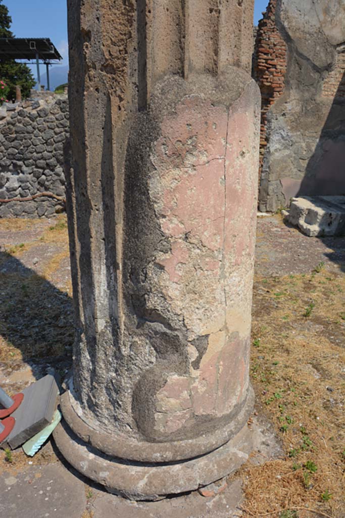 VI.2.5 Pompeii. 14th July 2017. 
Looking towards column base in north-east corner of Atrium 7.
Foto Annette Haug, ERC Grant 681269 DÉCOR.