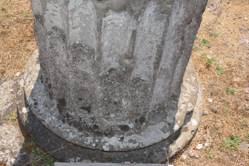 VI.12.5 Pompeii. 14th July 2017. 
Looking towards column base in south-east corner of atrium 7.  
Foto Annette Haug, ERC Grant 681269 DÉCOR.