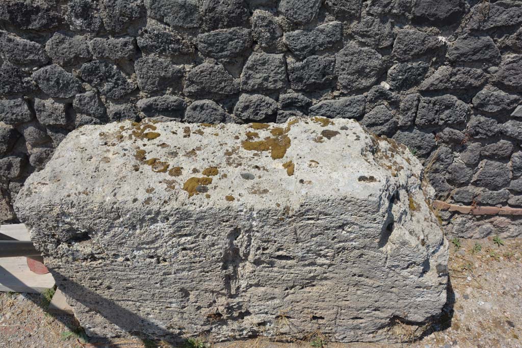 VI.12.5 Pompeii. 14th July 2017. Detail of stone base near west wall in north-west corner of Secondary Atrium 7. 
Foto Annette Haug, ERC Grant 681269 DÉCOR.