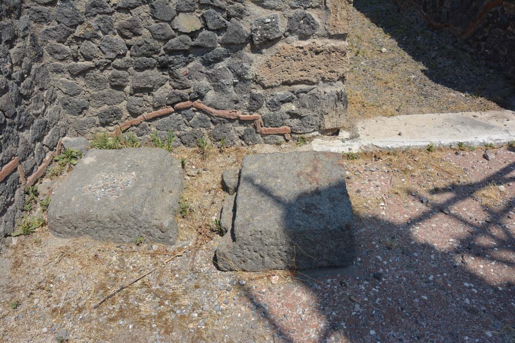 VI.12.5 Pompeii. 14th July 2017. Looking north in north-west corner of Secondary Atrium 7, with doorway to Corridor 16, on right. 
Foto Annette Haug, ERC Grant 681269 DÉCOR.