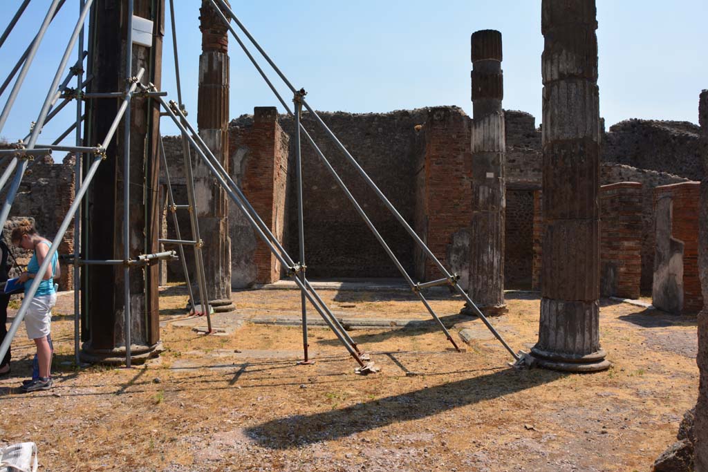 VI.12.5 Pompeii. 14th July 2017. Looking east across impluvium in atrium.
Foto Annette Haug, ERC Grant 681269 DÉCOR.