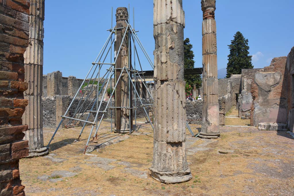 VI.12.5 Pompeii. 14th July 2017. 
Looking north-west across impluvium - on the south side, left, is another cistern-mouth, as well as the one on the east side, right.  
Foto Annette Haug, ERC Grant 681269 DÉCOR.