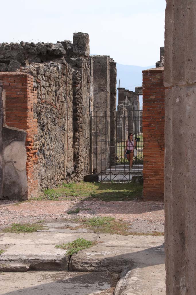 VI.12.5 Pompeii. September 2021. 
Looking south across impluvium and atrium 7 towards entrance corridor and doorway.
Photo courtesy of Klaus Heese.