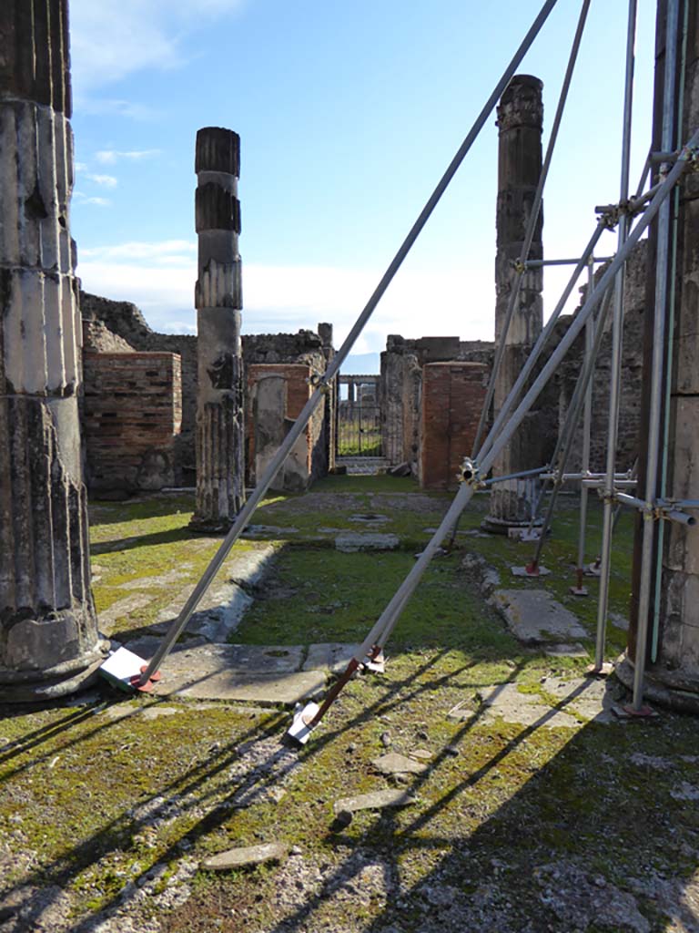 VI.12.5 Pompeii. 4th January 2017. 
Looking south across impluvium in atrium 7 towards entrance corridor.
Foto Annette Haug, ERC Grant 681269 DÉCOR.