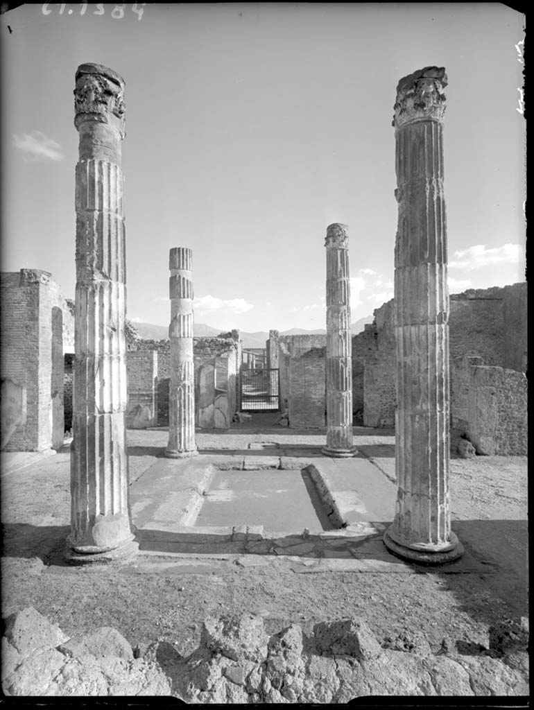 VI.12.5 Pompeii. 1961. Atrium 7, looking south across impluvium in tetrastyle atrium.  
DAIR 61.1384. Photo © Deutsches Archäologisches Institut, Abteilung Rom, Arkiv.