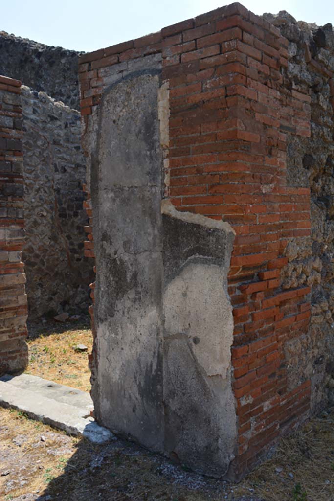 VI.12.5 Pompeii. 14th July 2017. 
Looking south-east towards pilaster between doorway to room 9 on left, and entrance corridor/fauces 6, on right.
Foto Annette Haug, ERC Grant 681269 DÉCOR.