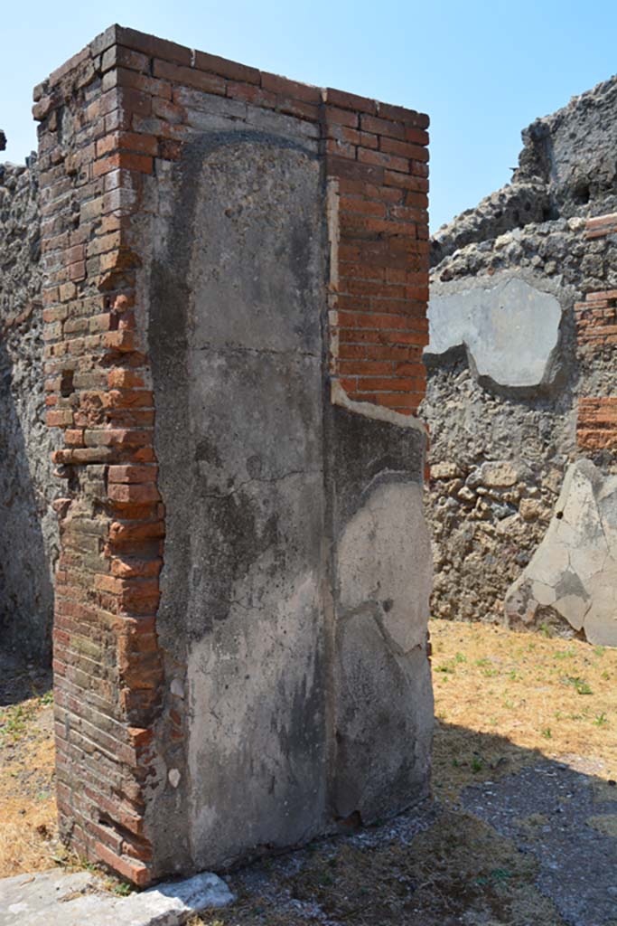 VI.12.5 Pompeii. 14th July 2017. 
Pilaster in south wall of Secondary Atrium, between doorway to room 9 on left, and entrance corridor/fauces 6, on right.
Foto Annette Haug, ERC Grant 681269 DÉCOR.