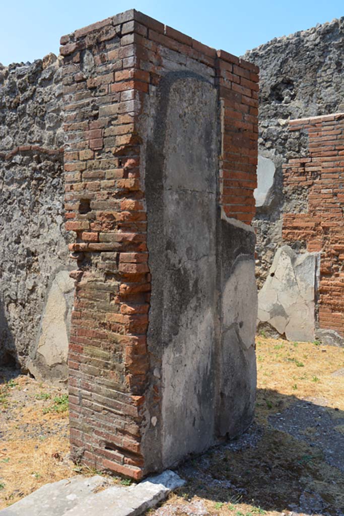 VI.12.5 Pompeii. 14th July 2017. 
Looking south-west towards pilaster in Secondary Atrium, between doorway to room 9 on left, and entrance corridor/fauces 6, on right.
Foto Annette Haug, ERC Grant 681269 DÉCOR.