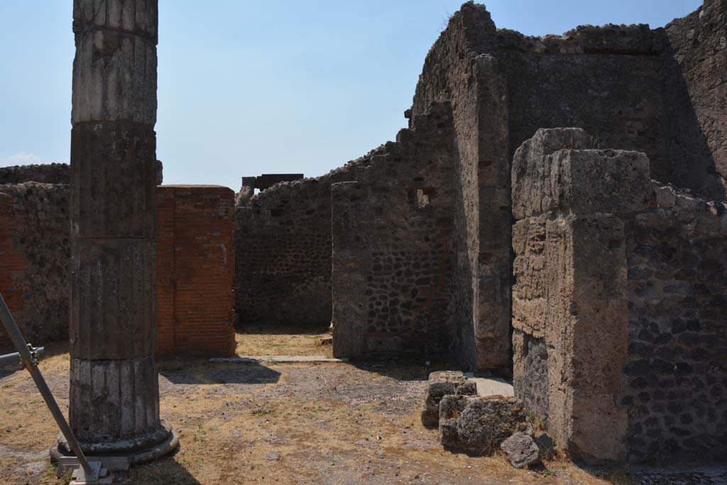 VI.12.5 Pompeii. 14th July 2017. 
Looking towards south-west corner of atrium, with doorway into room 8 in centre, and room 10, centre right.
Foto Annette Haug, ERC Grant 681269 DÉCOR.