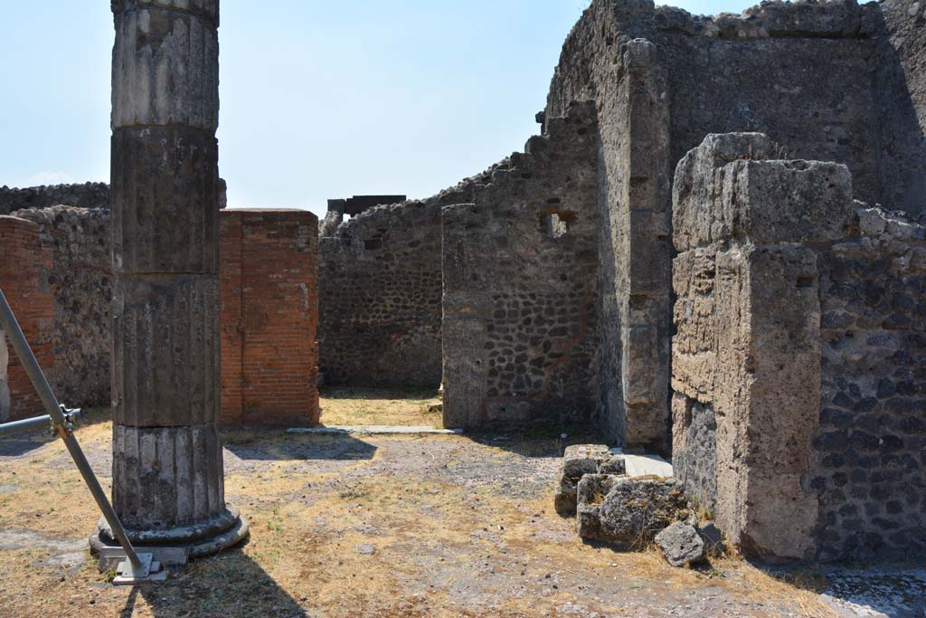 VI.12.5 Pompeii. 14th July 2017. 
Looking towards south-west corner of atrium, with doorway into room 8 in centre, room 10, centre right, and south wall of West Ala 11, on right.
Foto Annette Haug, ERC Grant 681269 DÉCOR.