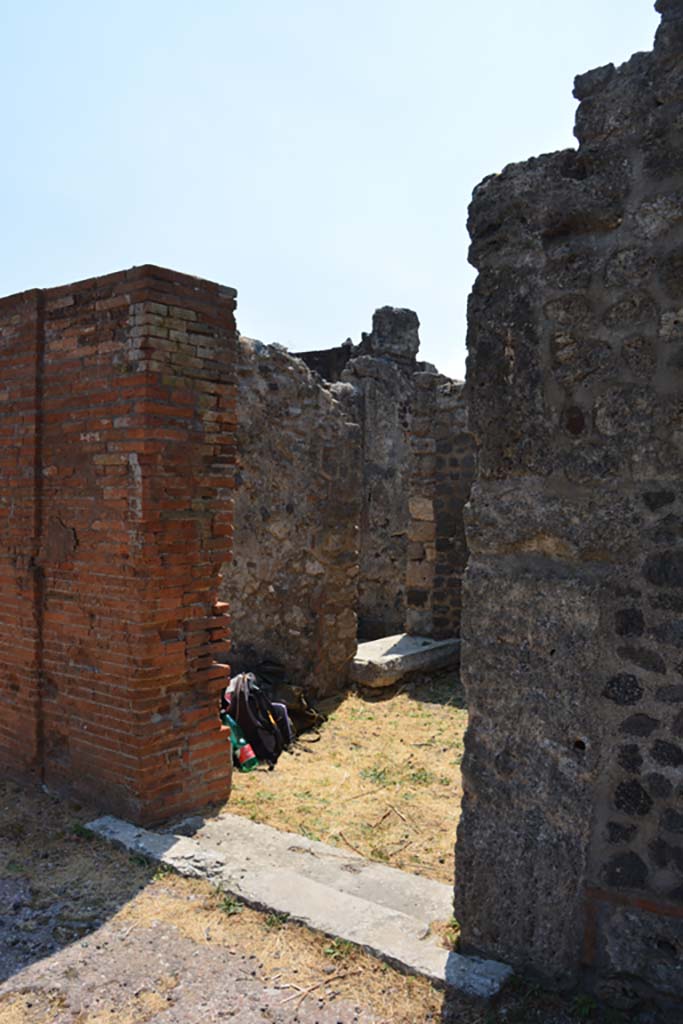 VI.12.5 Pompeii. 14th July 2017. 
Room 8, doorway in south-west corner of atrium 7 into cubiculum.
Foto Annette Haug, ERC Grant 681269 DÉCOR.