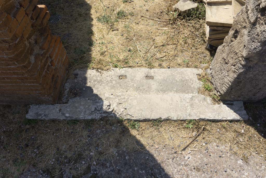 VI.12.5 Pompeii. 14th July 2017. Room 8, looking south across threshold sill, from secondary atrium 7.
Foto Annette Haug, ERC Grant 681269 DÉCOR.