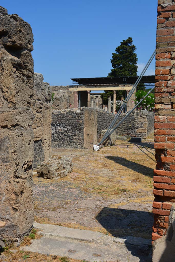 VI.12.5 Pompeii. 14th July 2017. 
Looking north-west from doorway of room 8 towards north wall of West Ala 11.
Foto Annette Haug, ERC Grant 681269 DÉCOR.
