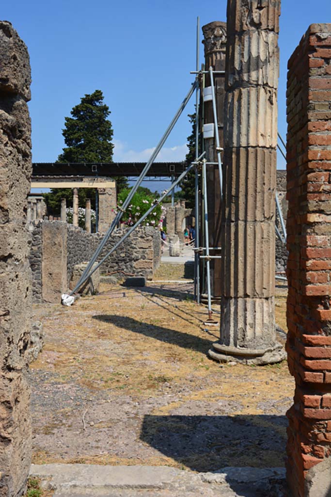 VI.12.5 Pompeii. 14th July 2017. 
Looking north from doorway of room 8, across atrium towards corridor 16.
Foto Annette Haug, ERC Grant 681269 DÉCOR.