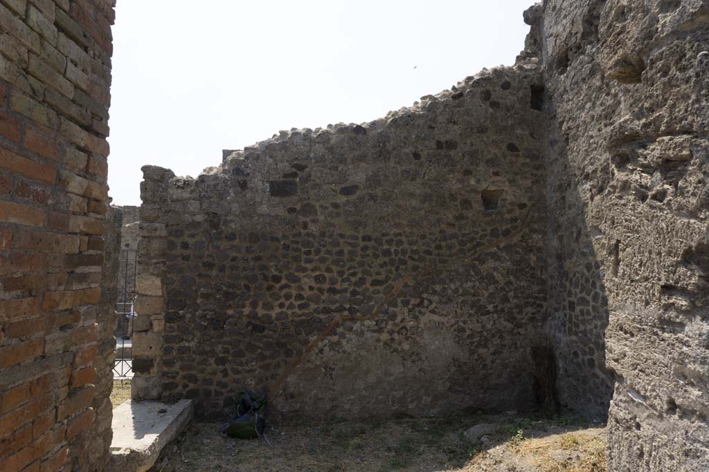 VI.12.5 Pompeii. 14th July 2017. 
Room 8, looking towards south wall of cubiculum, with doorway into entrance corridor which would have lead to stairs to upper floor.
Foto Annette Haug, ERC Grant 681269 DÉCOR.
