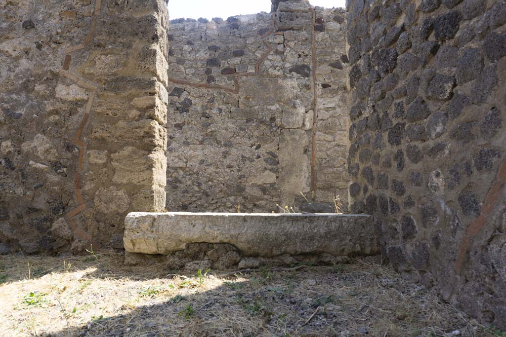 VI.12.5 Pompeii. 14th July 2017. Room 8, threshold/sill in east wall in south-east corner, leading into entrance corridor/fauces 6.
Foto Annette Haug, ERC Grant 681269 DÉCOR.