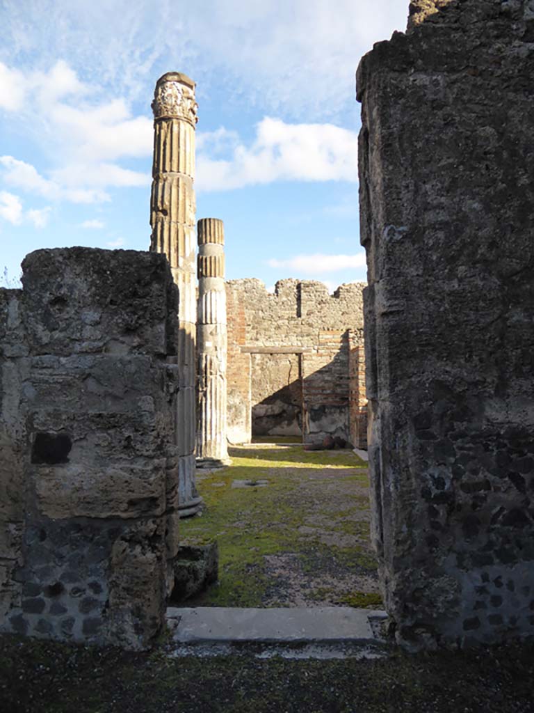 VI.12.5 Pompeii. 4th January 2017. 
Looking east across south end of Secondary Atrium 7, from doorway leading from room 10.
Foto Annette Haug, ERC Grant 681269 DÉCOR.