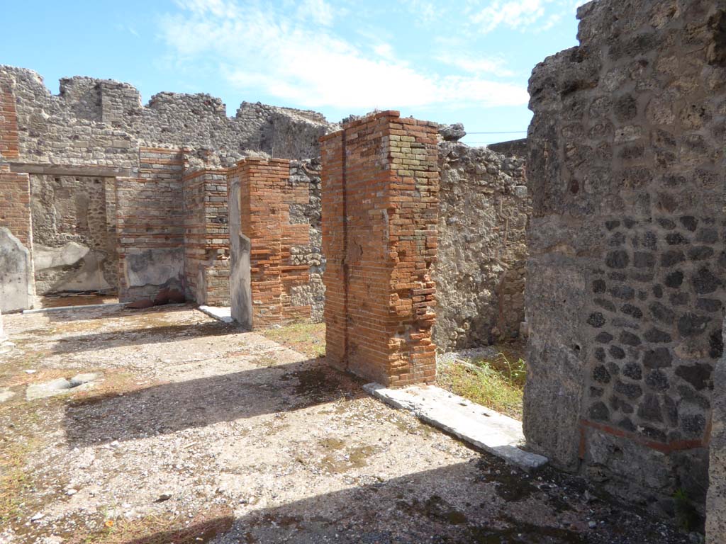 VI.12.5 Pompeii. 30th September 2015. Looking east across south end of atrium from doorway of room 10.
Foto Annette Haug, ERC Grant 681269 DÉCOR.