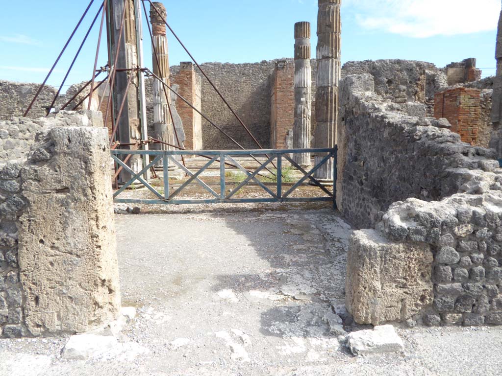 VI.12.5 Pompeii. 30th September 2015. Looking east through doorway from atrium of VI.12.2 into West Ala, room 11.
Foto Annette Haug, ERC Grant 681269 DÉCOR.