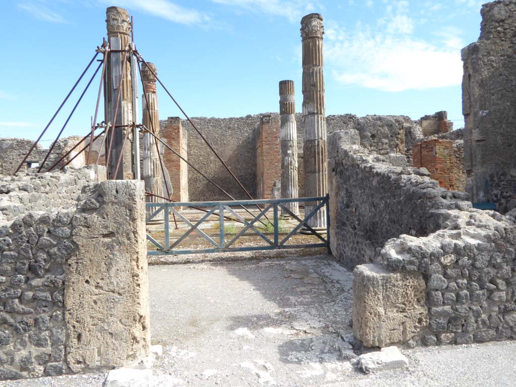 VI.12.5 Pompeii. 30th September 2015. 
Looking east through doorway from atrium of VI.12.2 across Secondary Atrium 7 towards East Ala, 14.
Foto Annette Haug, ERC Grant 681269 DÉCOR.
