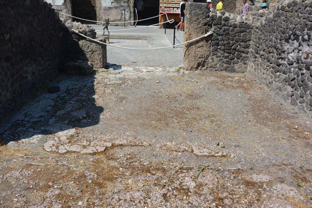 VI.12.5 Pompeii. 14th July 2017. Looking across flooring towards west side of West Ala, 11, and doorway into atrium of VI.12.2.
Foto Annette Haug, ERC Grant 681269 DÉCOR.