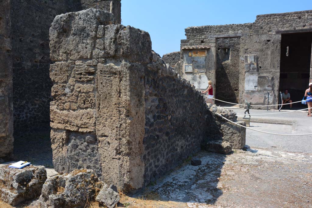 VI.12.5 Pompeii. 14th July 2017. Room 11, looking west across south wall from Secondary Atrium 7 of VI.12.5. 
Foto Annette Haug, ERC Grant 681269 DÉCOR.