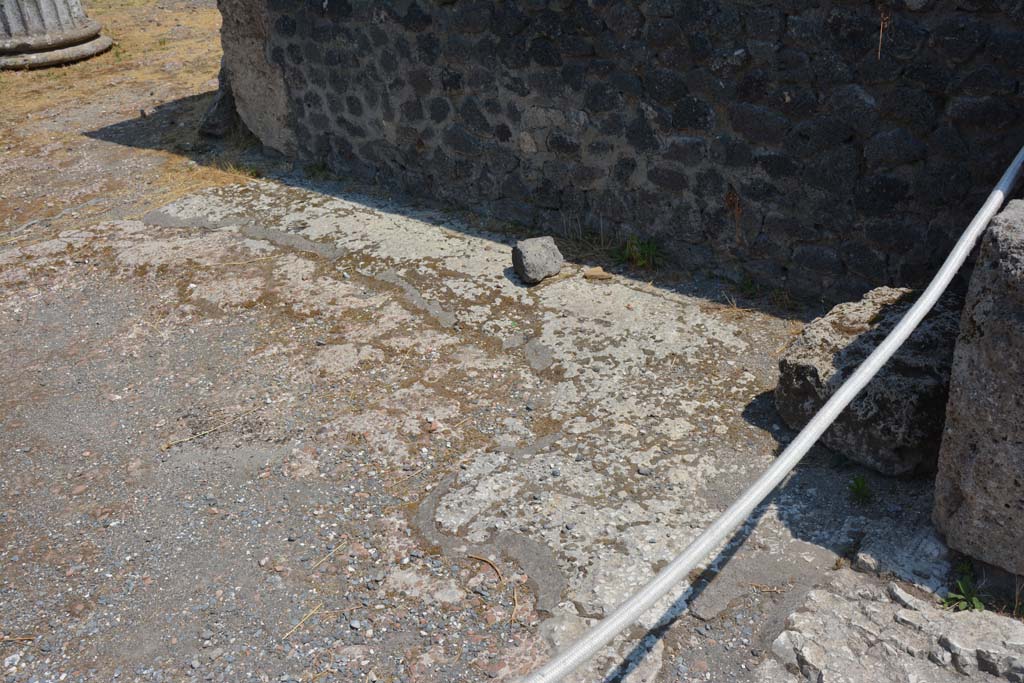 VI.12.5 Pompeii. 15th July 2017. Looking east along flooring near south wall of West Ala, 11, from doorway into atrium of VI.12.2
Foto Annette Haug, ERC Grant 681269 DÉCOR.