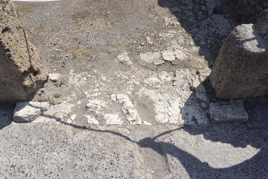 VI.12.5 Pompeii. 14th July 2017. Doorway threshold/sill, looking east from Primary Atrium of VI.12.2 into room 11.
Foto Annette Haug, ERC Grant 681269 DÉCOR.