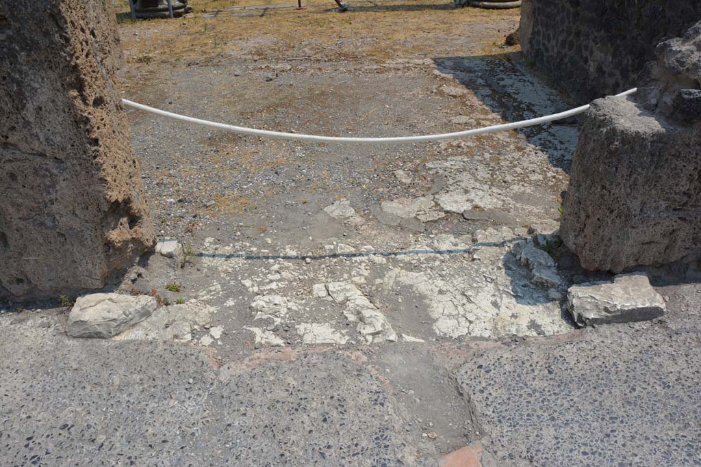 VI.12.5 Pompeii. 15th July 2017. Looking east through doorway into West Ala 11, from atrium of VI.12.2. 
Foto Annette Haug, ERC Grant 681269 DÉCOR.