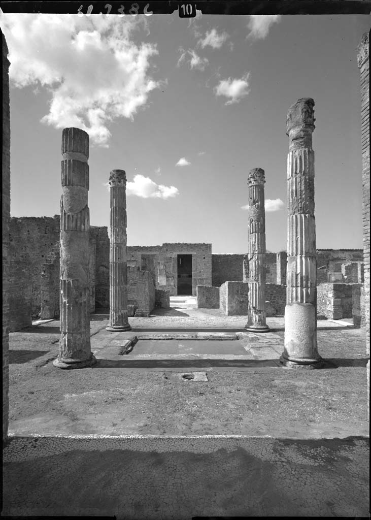 VI.12.5 Pompeii. 1961. Atrium 7.
Looking west across Secondary Atrium 7 towards West Ala 11 and entrance through to VI.12.2, from outside of East Ala 14. 
DAIR 61.1386. Photo © Deutsches Archäologisches Institut, Abteilung Rom, Arkiv.
