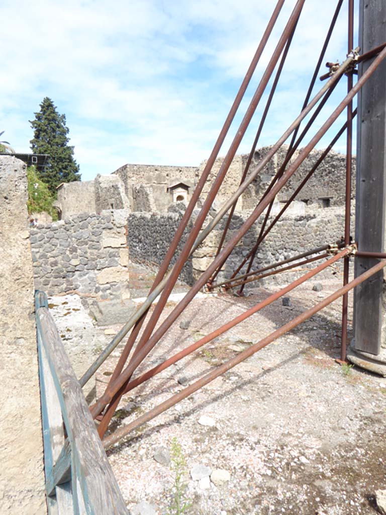 VI.12.5 Pompeii. 30th September 2015. Looking towards corridor 16 at north end of atrium, from West Ala 11.
Foto Annette Haug, ERC Grant 681269 DÉCOR.
