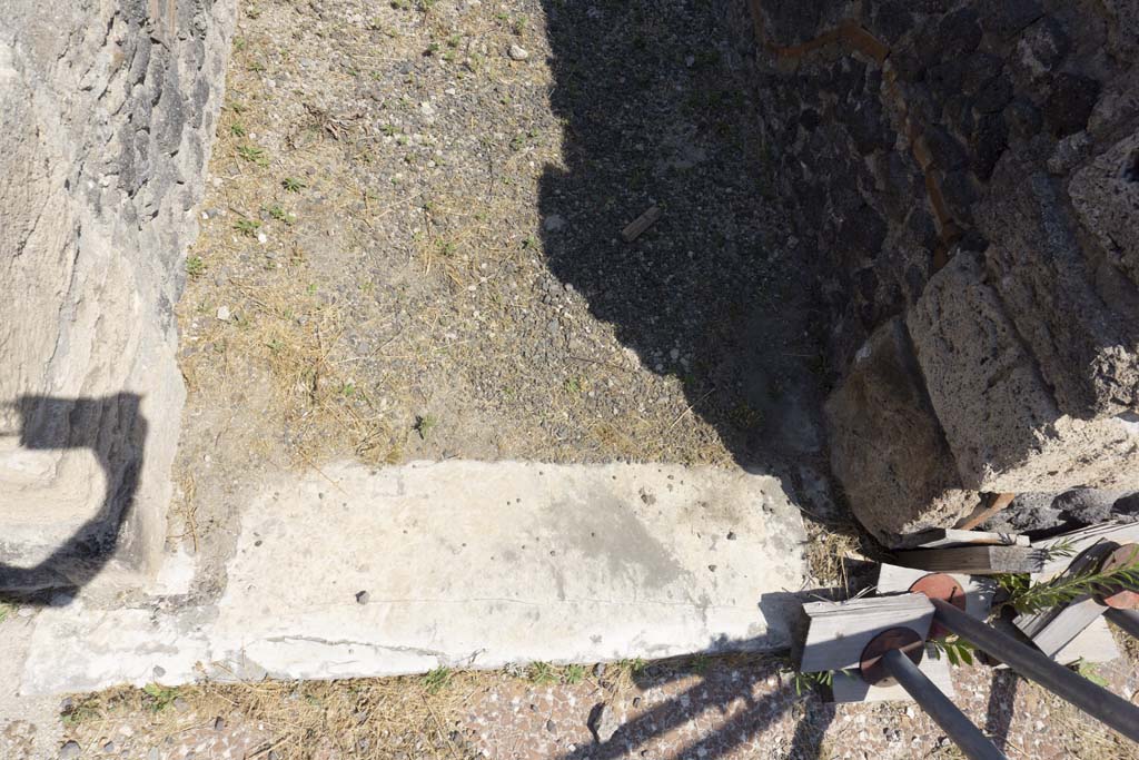 VI.12.5 Pompeii. 14th July 2017. Corridor 16, looking north across threshold/sill from atrium 7. 
Foto Annette Haug, ERC Grant 681269 DÉCOR.