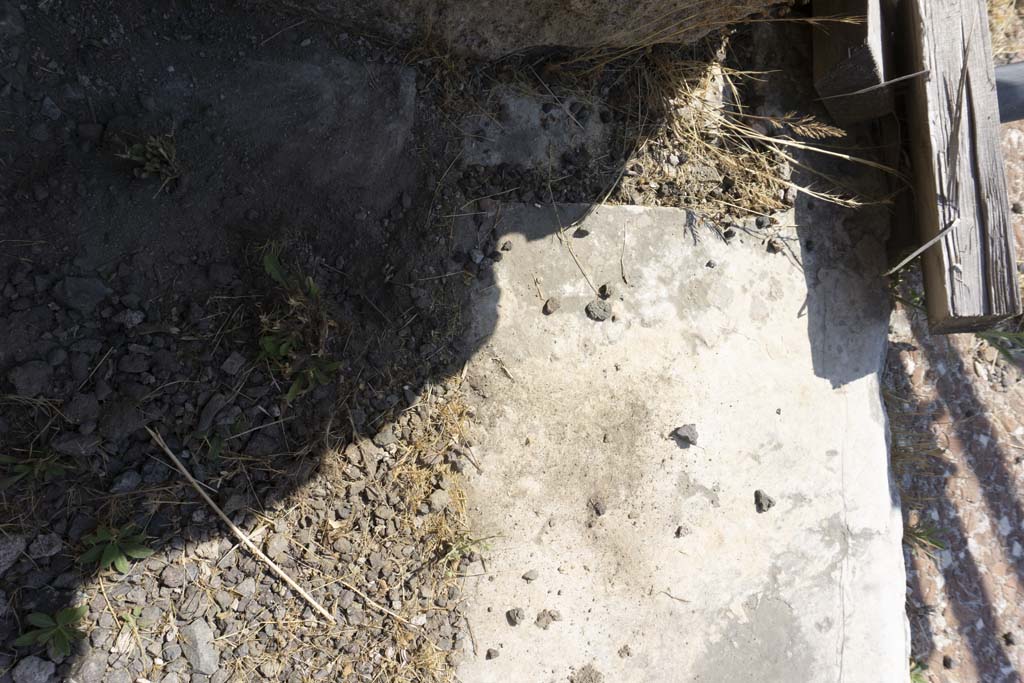 VI.12.5 Pompeii. 14th July 2017. Corridor 16, detail of threshold/sill on east side of south end.
Foto Annette Haug, ERC Grant 681269 DÉCOR.