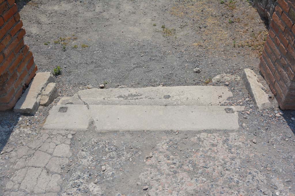 VI.12.5 Pompeii. 15th July 2017. Room 51, looking south across threshold/sill. 
Foto Annette Haug, ERC Grant 681269 DÉCOR.