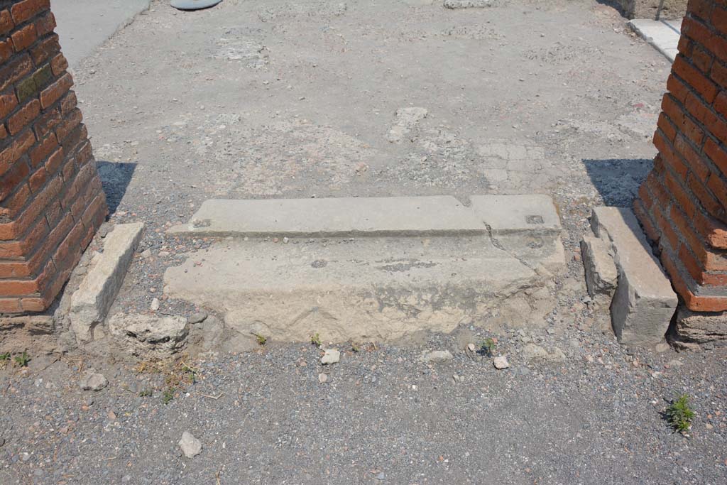 VI.12.5 Pompeii. 15th July 2017. Room 51, looking north across threshold/sill into Middle Peristyle of VI.12.2. 
Foto Annette Haug, ERC Grant 681269 DÉCOR.
