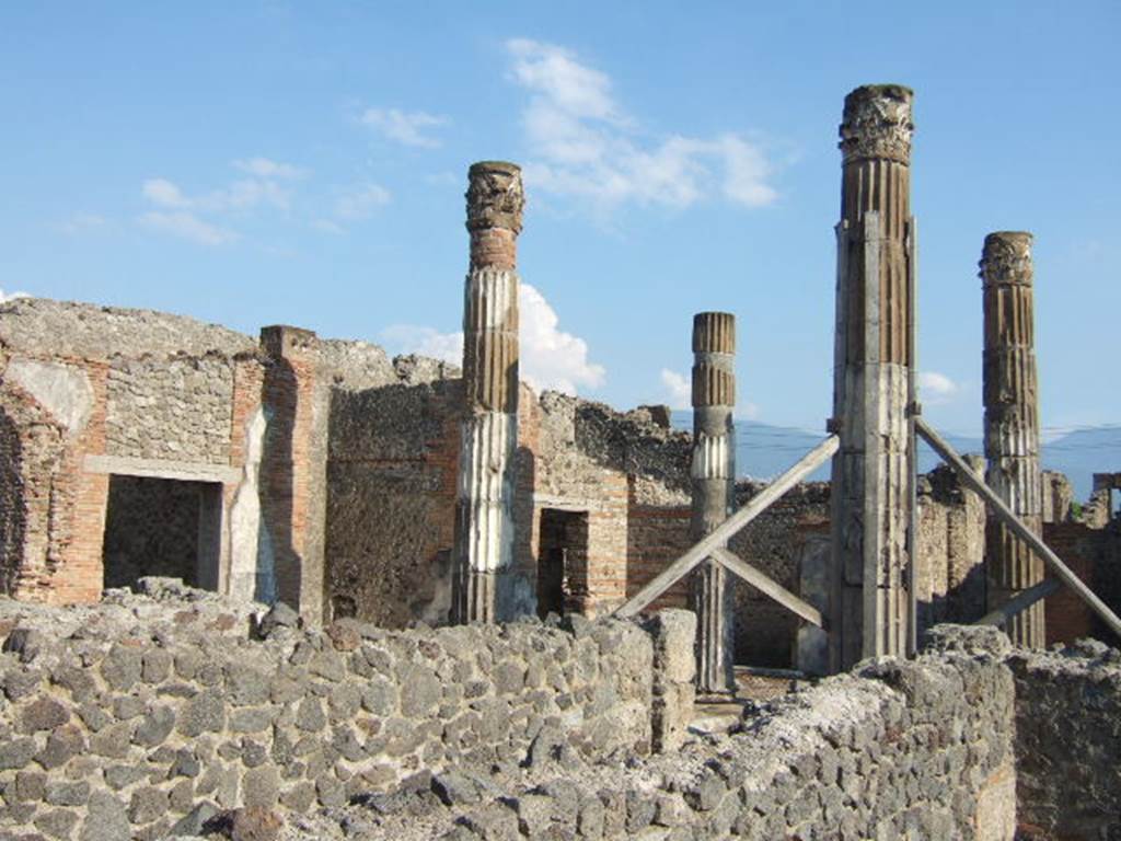 VI.12.5 Pompeii.   Looking into Tetrastyle atrium of VI.12.5