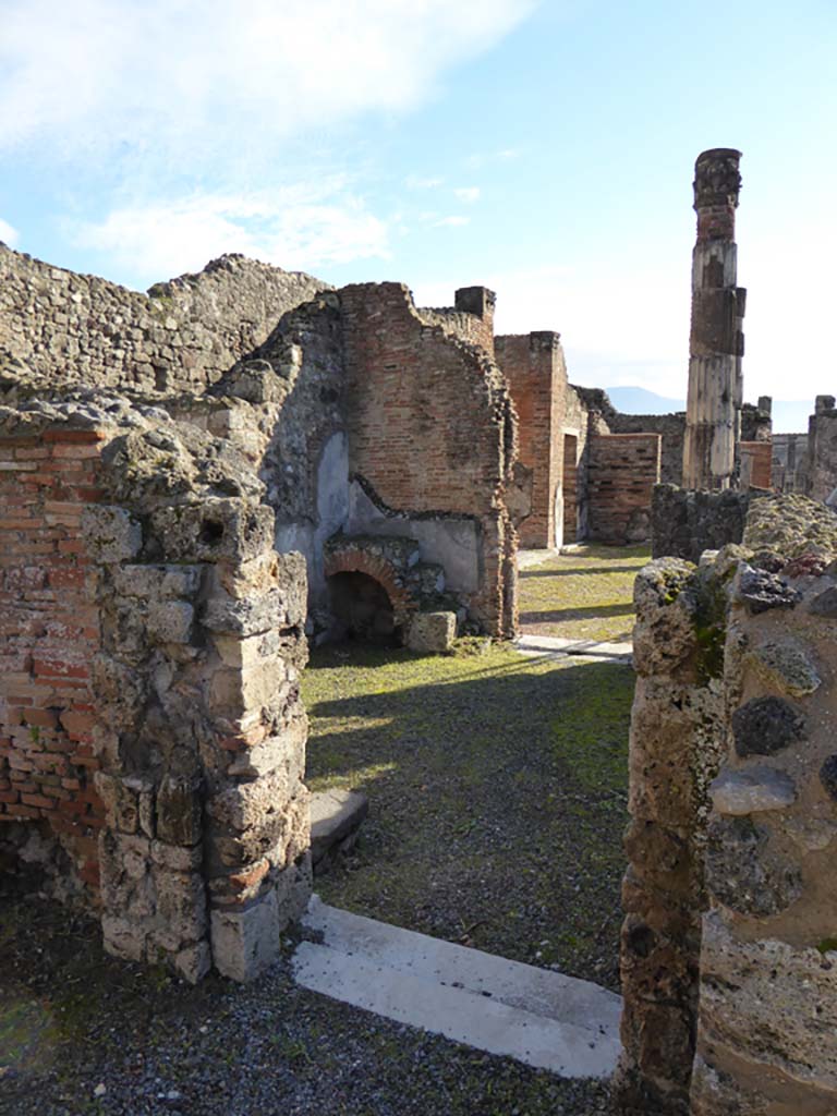VI.12.5 Pompeii. 4th January 2017. Room 17, looking south-east through doorway from corridor 19.
Foto Annette Haug, ERC Grant 681269 DÉCOR.
