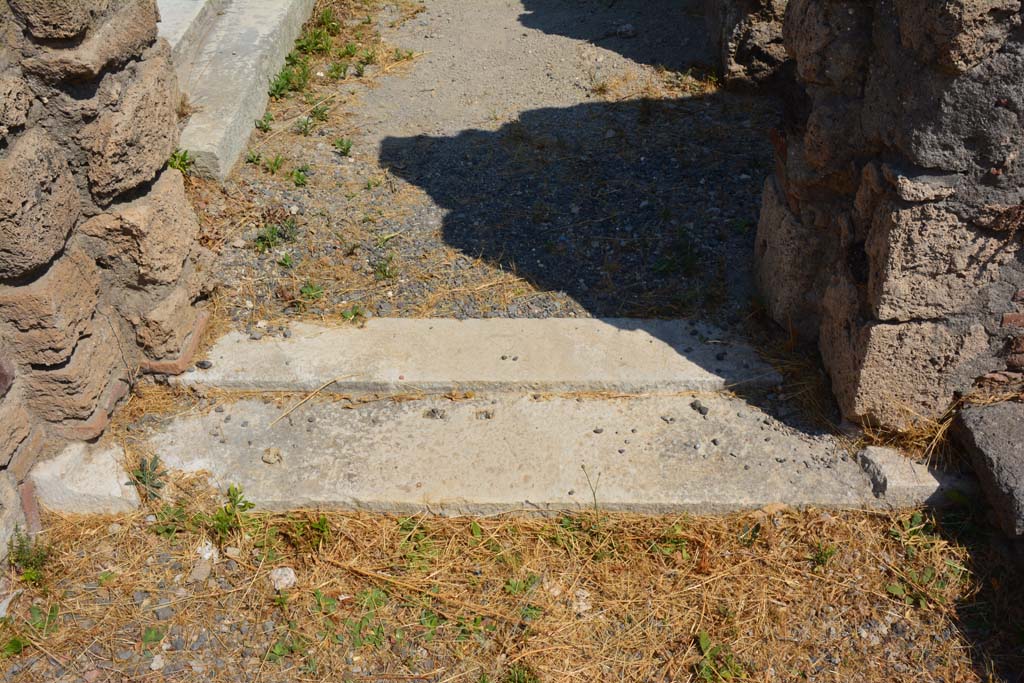 VI.12.5 Pompeii. 14th July 2017. Room 17, looking north across threshold/sill into corridor 19.
Foto Annette Haug, ERC Grant 681269 DÉCOR.
