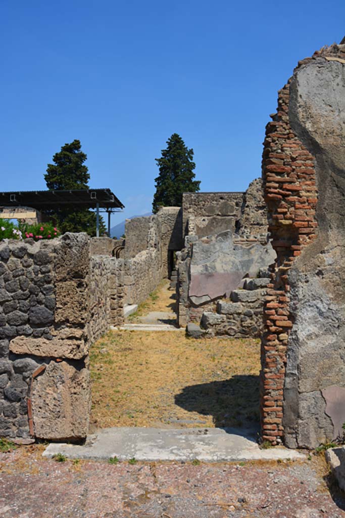 VI.12.5 Pompeii. 14th July 2017. Room 17, looking north through doorway from Secondary Atrium 7.
Foto Annette Haug, ERC Grant 681269 DÉCOR.