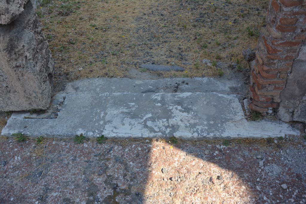 VI.12.5 Pompeii. 15th July 2017. Room 17, looking north from Secondary Atrium 7, across threshold/sill into room.  
Foto Annette Haug, ERC Grant 681269 DÉCOR.