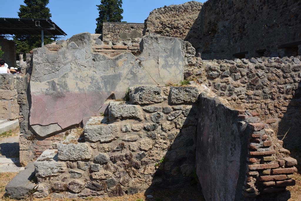 VI.12.5 Pompeii. 14th July 2017. Room 17, north wall with stairs, on left, room 18, on right.
Foto Annette Haug, ERC Grant 681269 DÉCOR.