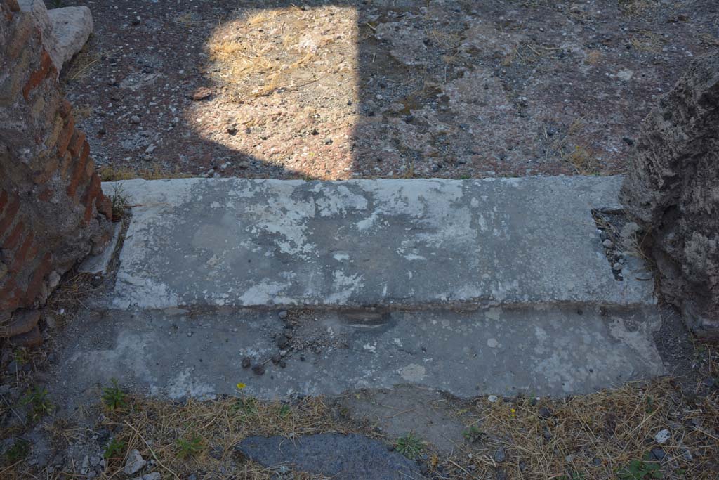 VI.12.5 Pompeii. 15th July 2017. Room 17, looking south across threshold/sill into Secondary Atrium 7. 
Foto Annette Haug, ERC Grant 681269 DÉCOR.