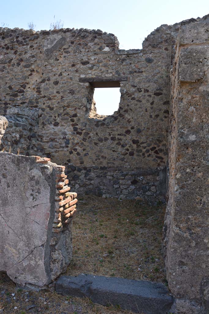 VI.12.5 Pompeii. 14th July 2017. Room 18, looking east through doorway from room 17.
Foto Annette Haug, ERC Grant 681269 DÉCOR.