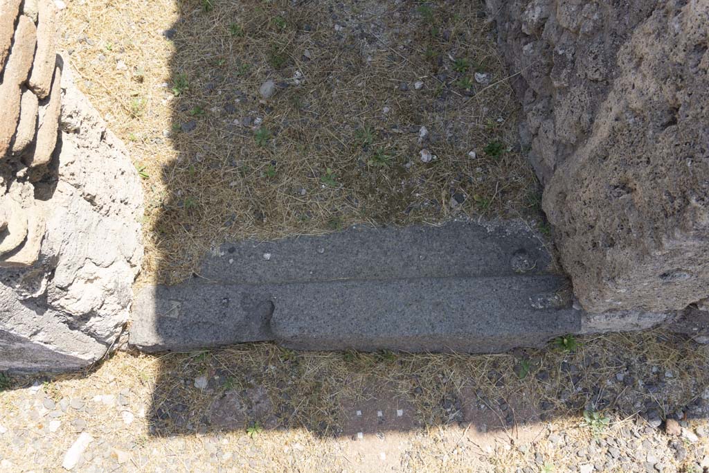 VI.12.5 Pompeii. 14th July 2017. Doorway threshold/sill from room 17, into room 18.
Foto Annette Haug, ERC Grant 681269 DÉCOR.