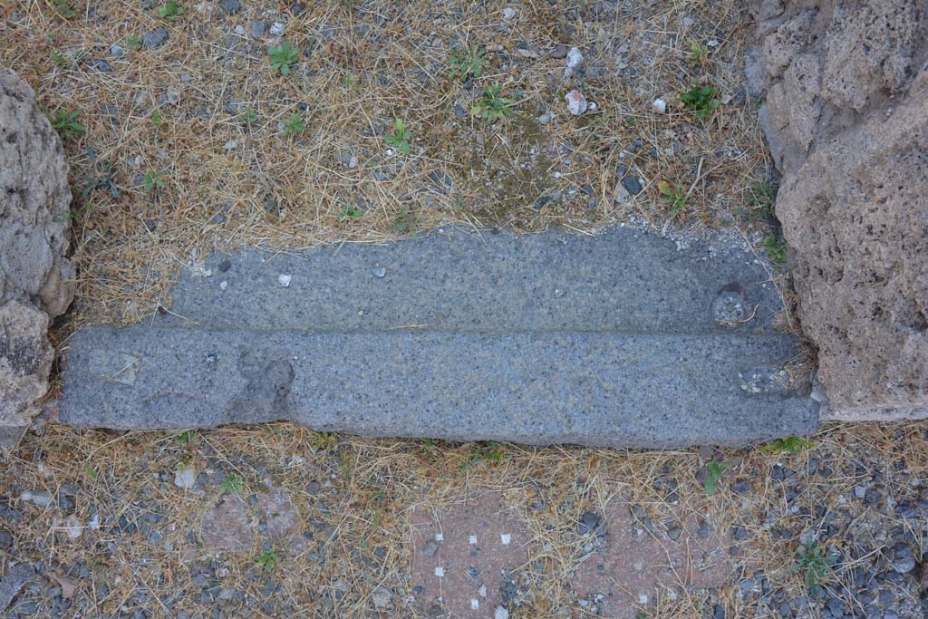 VI.12.5 Pompeii. 14th July 2017. Detail of threshold/sill in doorway between rooms 17 and 18.
Foto Annette Haug, ERC Grant 681269 DÉCOR.