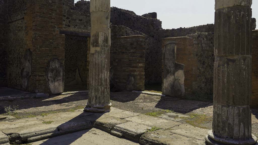VI.12.5 Pompeii. August 2021. 
Atrium 7, looking towards south-east corner, with doorway to room 13, centre left, and to room 9, centre right. 
Photo courtesy of Robert Hanson.