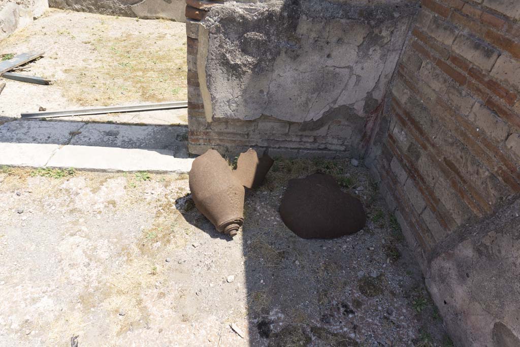 VI.12.5 Pompeii. July 2017. 
Near doorway to room 13 in south-east corner of secondary atrium, remains of World War II bomb from 1943.
Foto Annette Haug, ERC Grant 681269 DÉCOR.